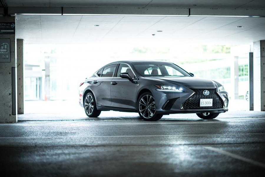  Lexus ES300h F-Sport 2018 года  (JP) (фото 12 из 22)